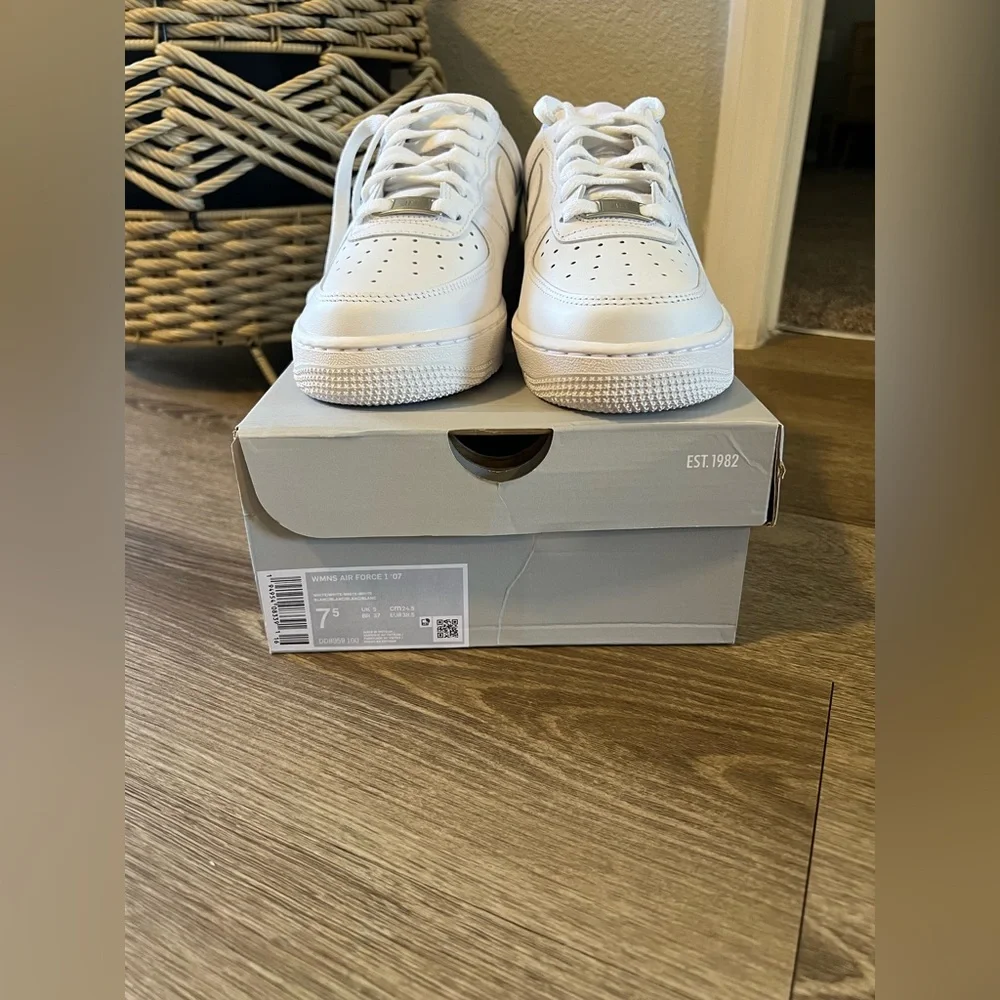 NEW Nike Air Force 1 ’07 – Women’s 7.5 — Men’s Size 6 – All White – Box Included - Picture 10 of 10